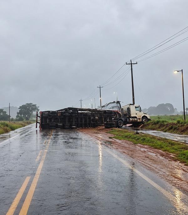 Carreta carregada de grãos tomba e bloqueia parte da PR-495 entre Pato Bragado e Entre Rios do Oeste