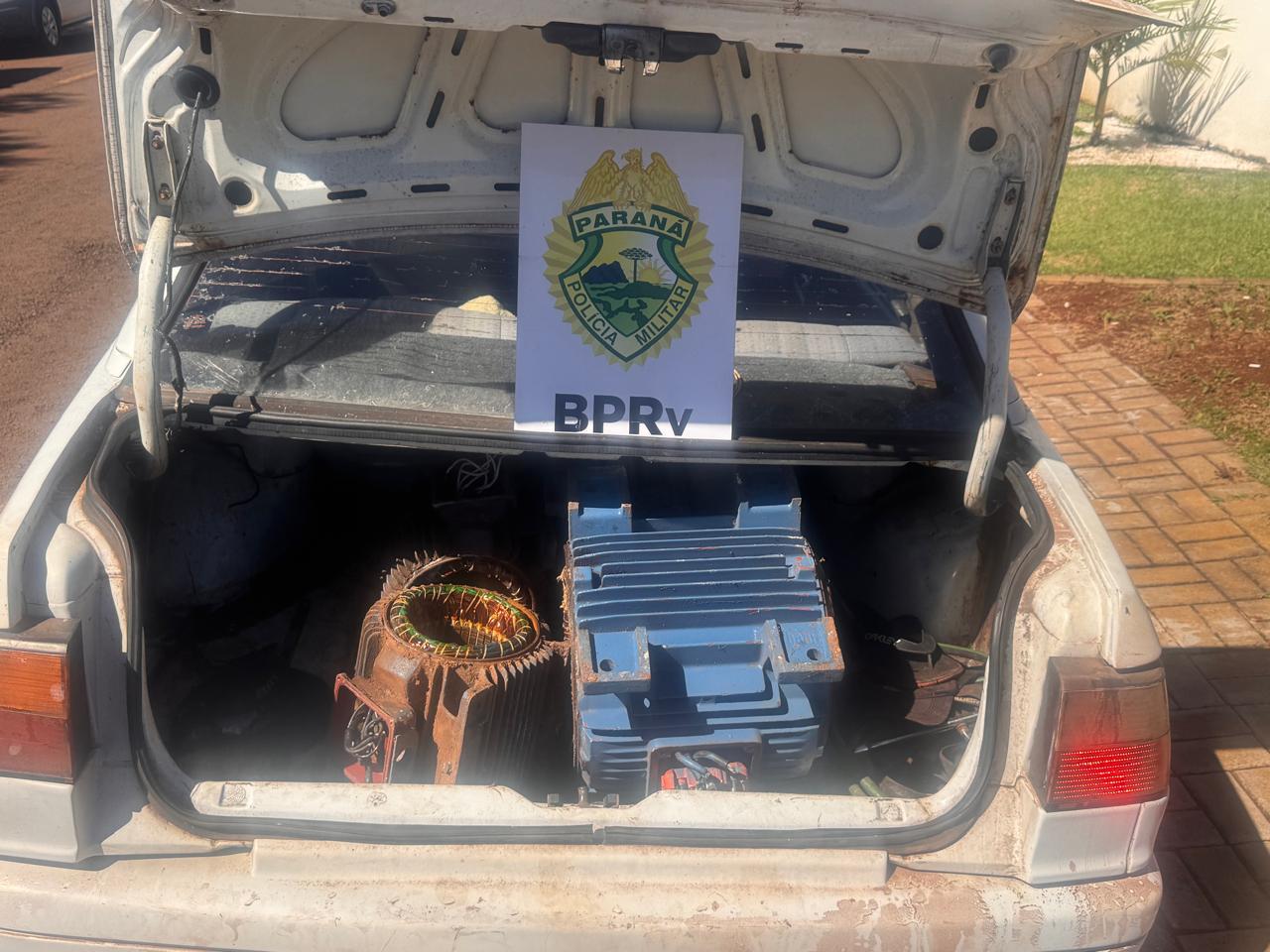 Carro com placas de Santa Helena é abordado na BR-277 e três homens são presos com motores furtados