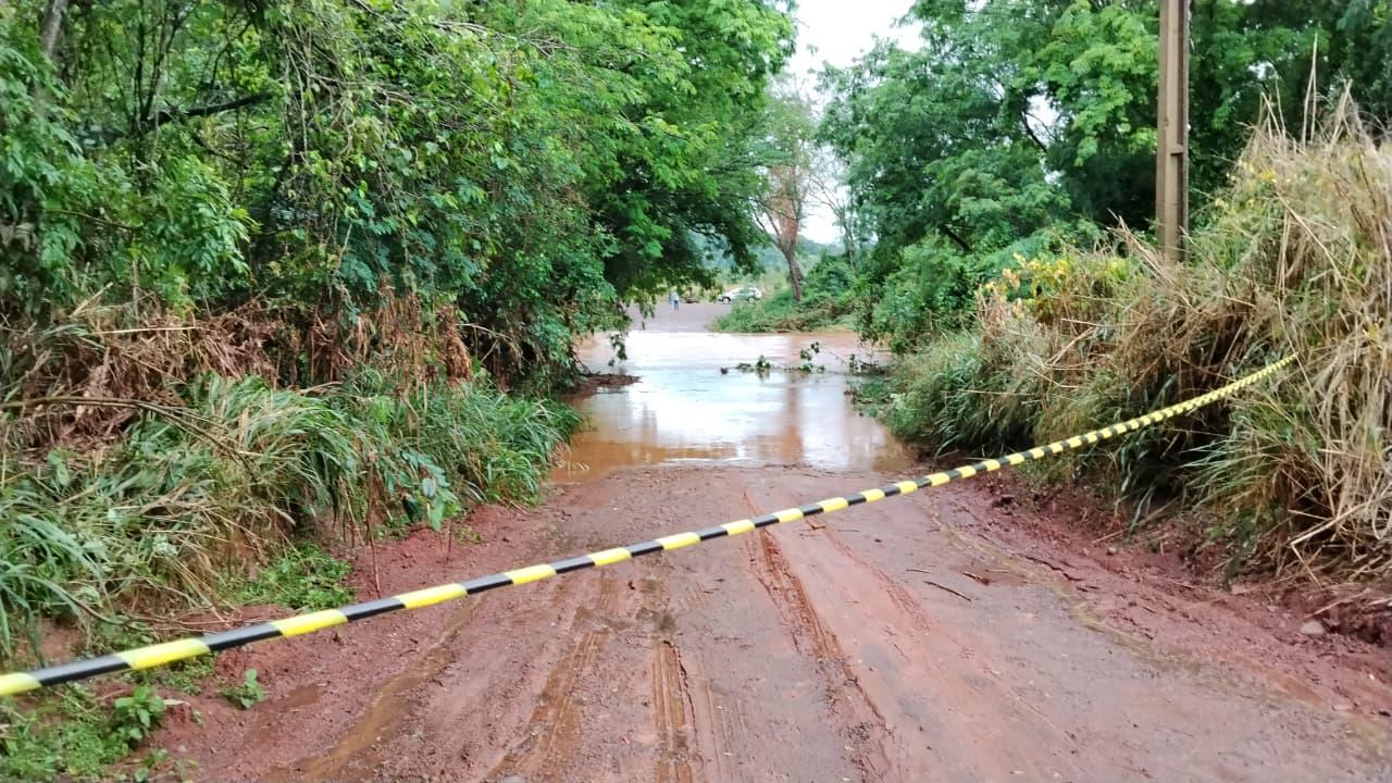 Defesa Civil de Santa Helena interdita ponte entre a linha São Braz e Diamante do Oeste