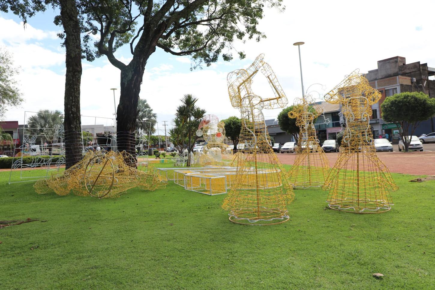 Itaipulândia inicia preparativos para o Natal Iluminado com a montagem dos enfeites natalinos.