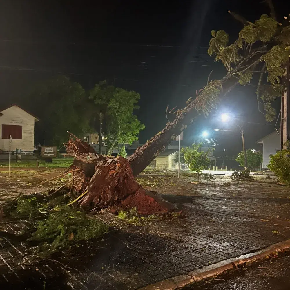 Forte temporal atingiu Laranjeiras do Sul entre o fim da noite de sábado (3) e a madrugada de domingo (4)
