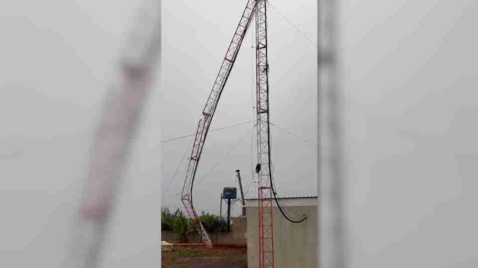 Rajada de vento derruba torre de rádio durante temporal em Assis Chateaubriand