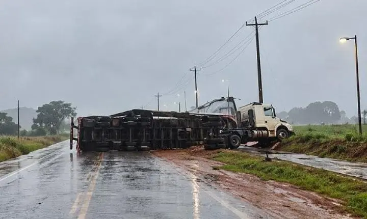 Carreta carregada de grãos tomba e bloqueia parte da PR-495 entre Pato Bragado e Entre Rios do Oeste