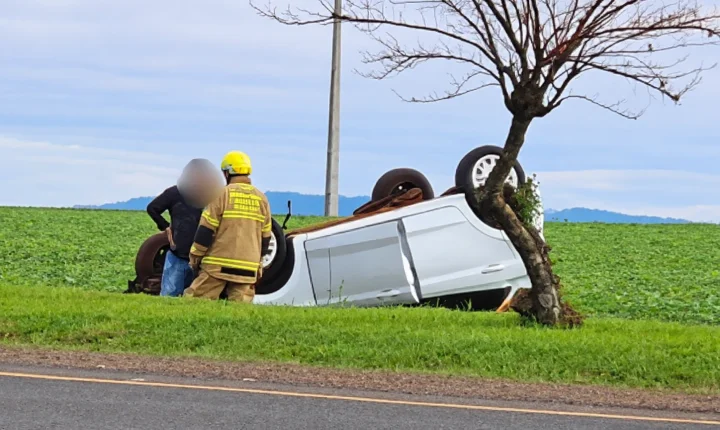 Carro capota e vai parar em lavoura às margens da PR-488, em Santa Helena