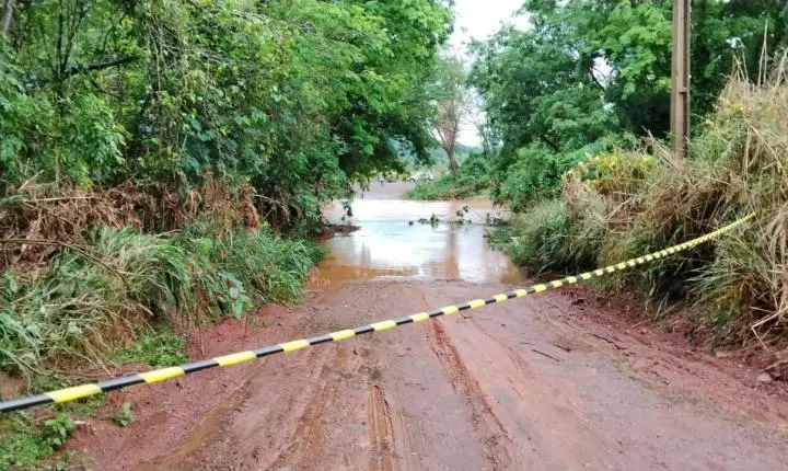 Defesa Civil de Santa Helena interdita ponte entre a linha São Braz e Diamante do Oeste