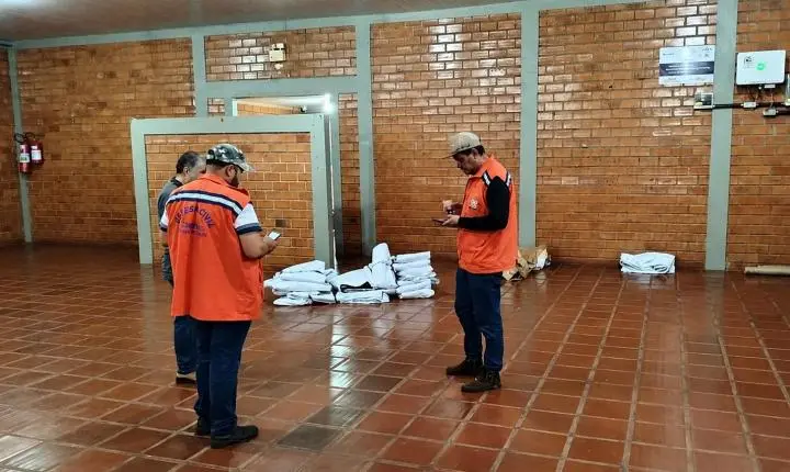 Defesa Civil distribui lonas após granizo causar estragos em Santa Helena e Diamante do Oeste