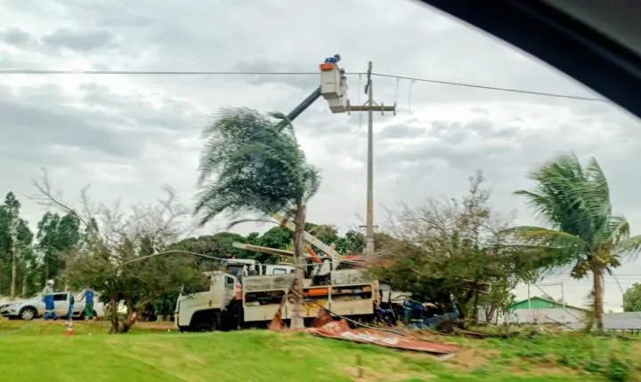 Entre Rios do Oeste: Após temporal equipes trabalham para reestabelecer energia e recuperar rede elétrica