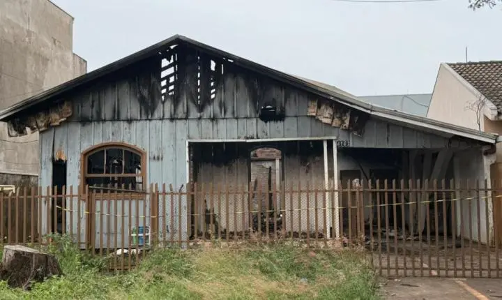 Incêndio destrói casa durante a madrugada em Toledo e família pede ajuda para recomeçar