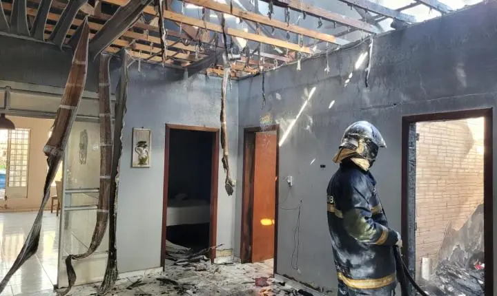 Residência é parcialmente destruída por incêndio próximo ao Balneário de Santa Helena