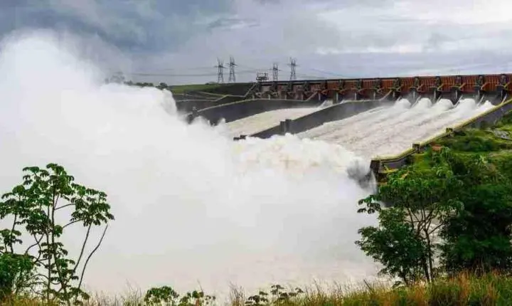Itaipu abre a segunda calha do vertedouro e libera 11 milhões de litros de água por segundo