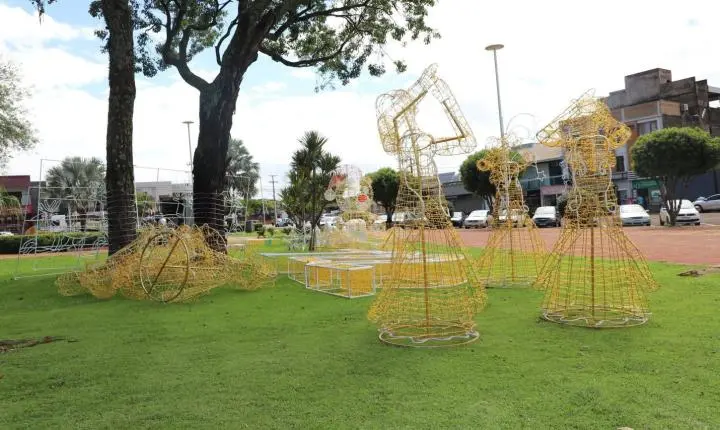 Itaipulândia inicia preparativos para o Natal Iluminado com a montagem dos enfeites natalinos.
