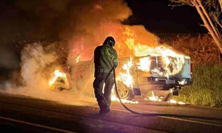 Quatro pessoas escapam de caminhonete em chamas na PR-317