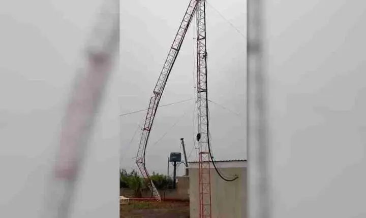 Rajada de vento derruba torre de rádio durante temporal em Assis Chateaubriand